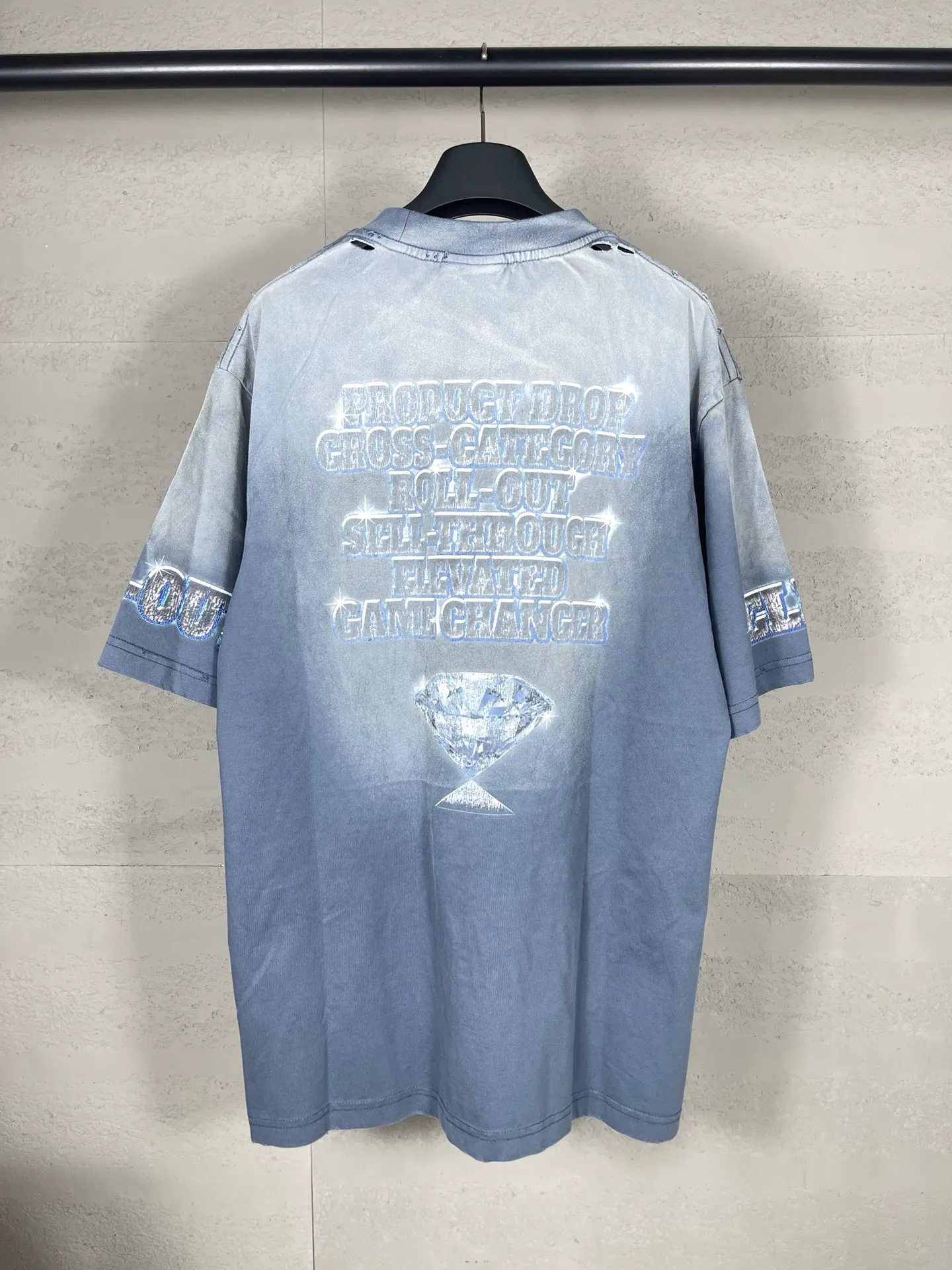 【 . Quality】BALENCI*GA/ .2024.SEENOWBUYNOWNew Arrival. LOGO . T ， . Authentic ， ！ ZP 。 260 ， . ， ，。 。Classic LOGO ， ， 。 . ， ， OS . Same Style ：BL 223339 ： Size：XS L